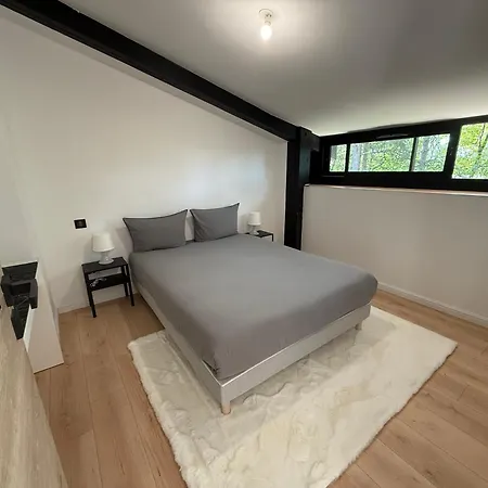 Avec Piscine Вилла